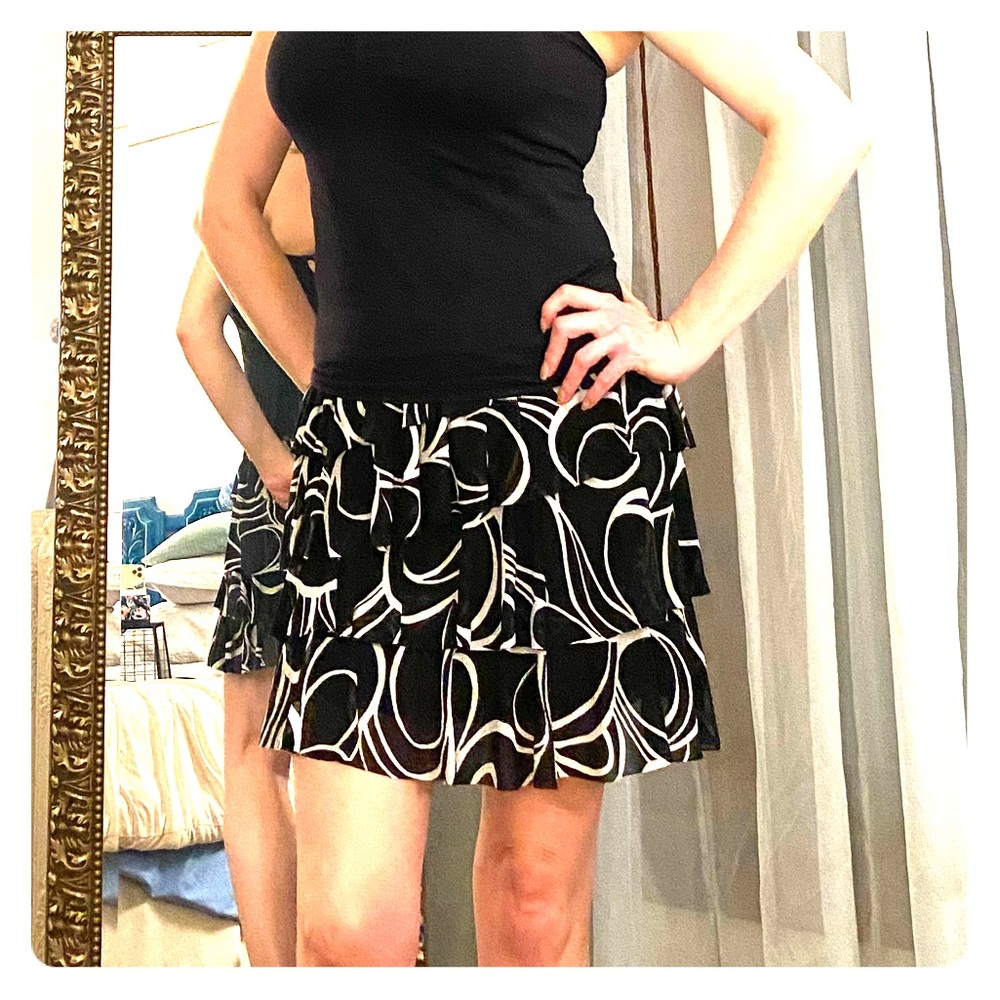 Black & White fun & flirty tiered skirt.